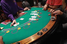 မြန်မာ Slot ကစားသမားတစ်ဦး စမတ်ဖုန်းပေါ်တွင် Barmar 777 Slot ဂိမ်းကို MMK ဖြင့် ကစားနေသည့် မြင်ကွင်း